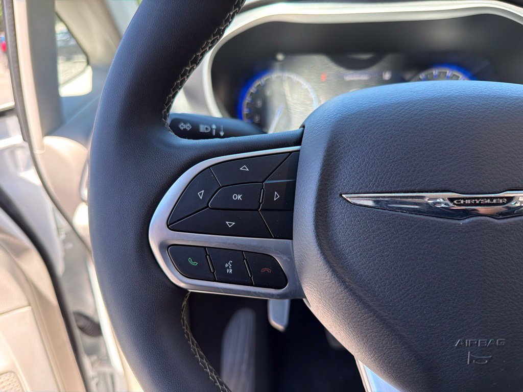 Used 2024 Chrysler Pacifica Touring-L FWD image 20