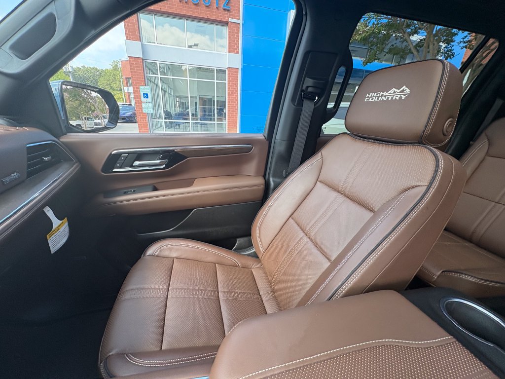Used 2026 Chevrolet Suburban High Country AWD/4WD image 8
