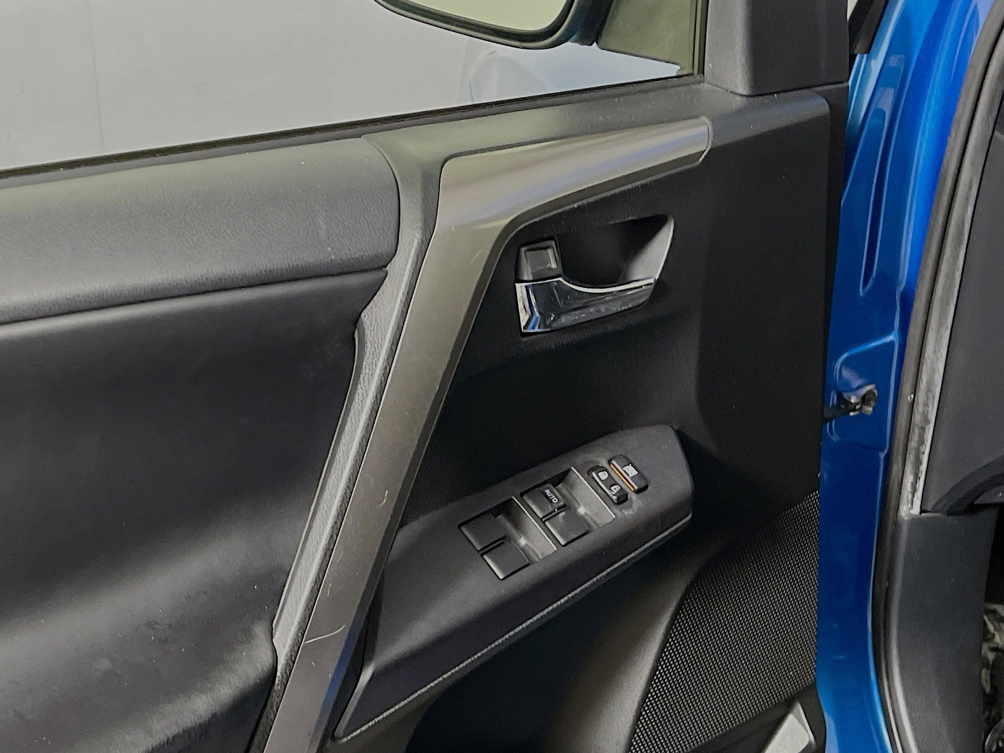 Used 2018 Toyota RAV4 XLE FWD image 17