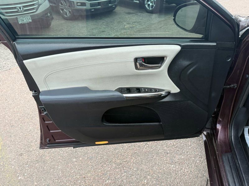 Used 2013 Toyota Avalon XLE image 10