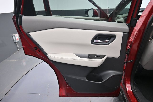 Used 2025 Nissan Rogue SV AWD/4WD image 33