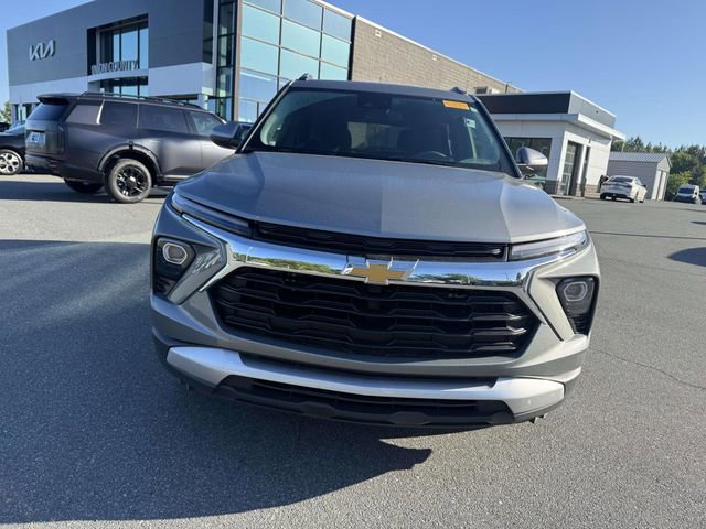 Used 2024 Chevrolet TrailBlazer LT FWD image 2