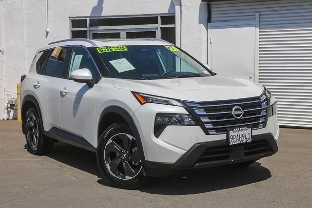 Used 2024 Nissan Rogue SV w/ SV Premium Package image 2