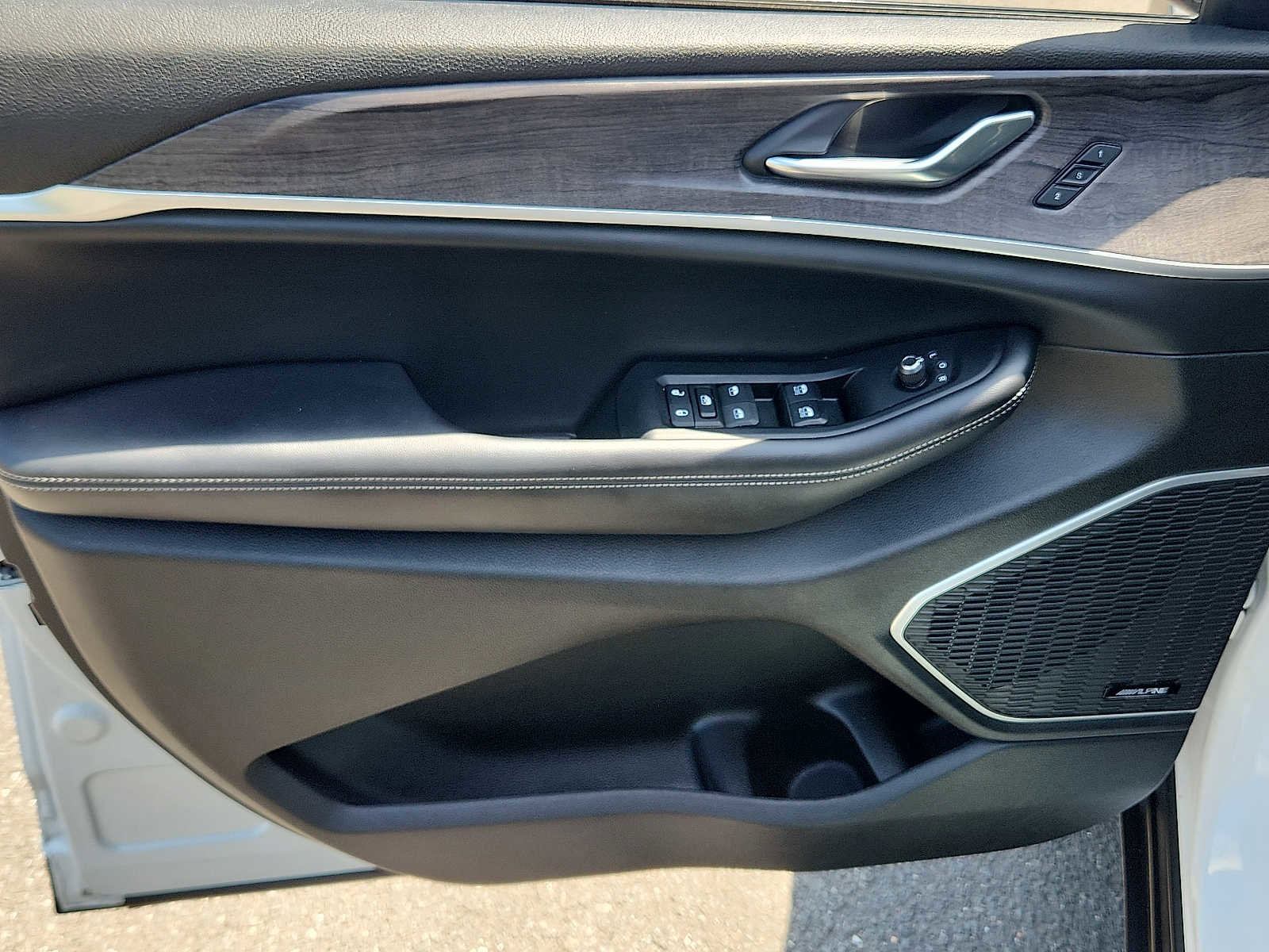 Used 2024 Jeep Grand Cherokee Limited 4xe image 12