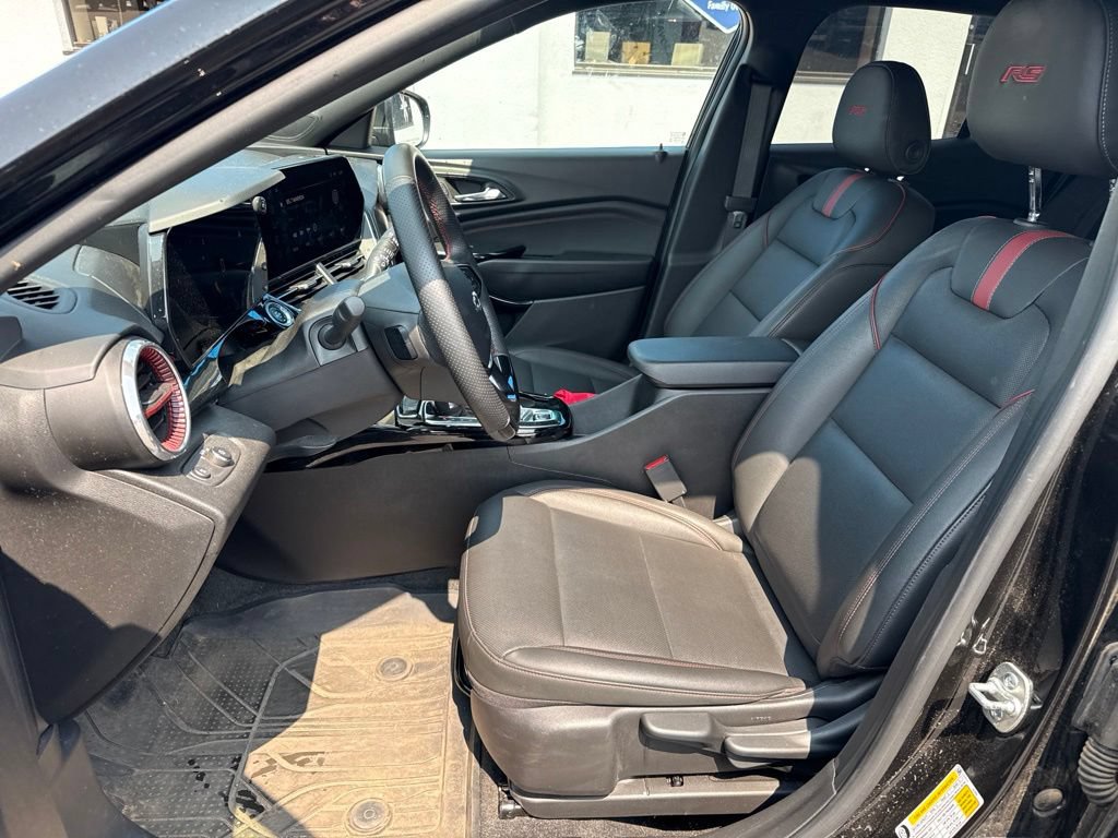 Used 2025 Chevrolet Trax RS FWD image 17