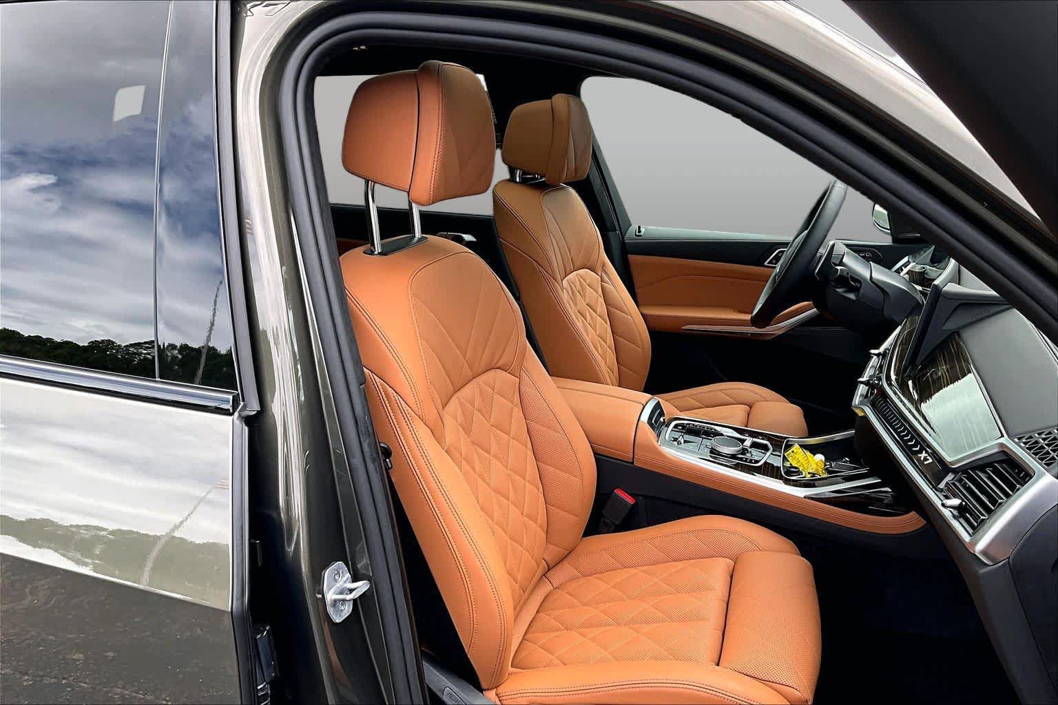 Used 2025 BMW X7 xDrive40i w/ M Sport Package AWD/4WD image 9