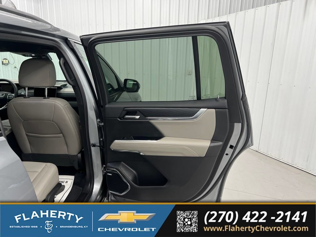 Used 2026 GMC Acadia Elevation w/ Elevation Premium Package FWD image 12