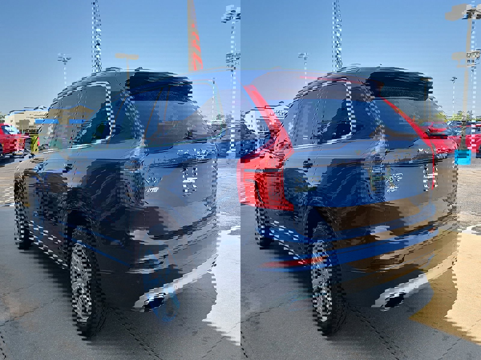 Used 2021 Volvo XC90 T6 Momentum image 3