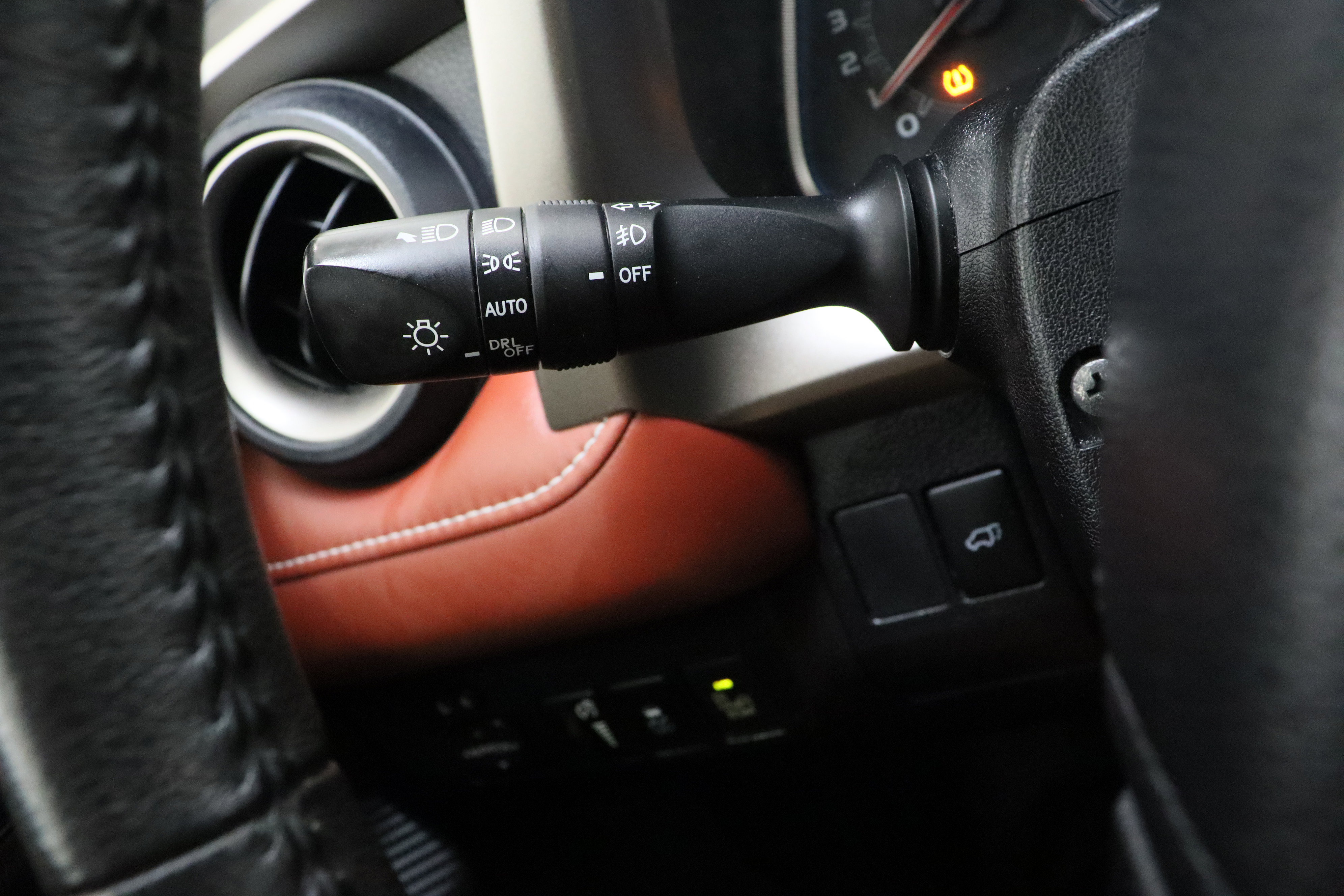 Used 2015 Toyota RAV4 Limited w/ Technology Package FWD image 27
