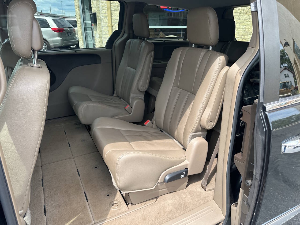 Used 2015 Chrysler Town & Country Touring-L w/ Driver Convenience Group FWD image 7