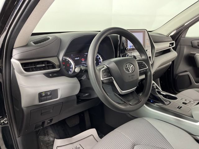 Used 2023 Toyota Highlander L image 19