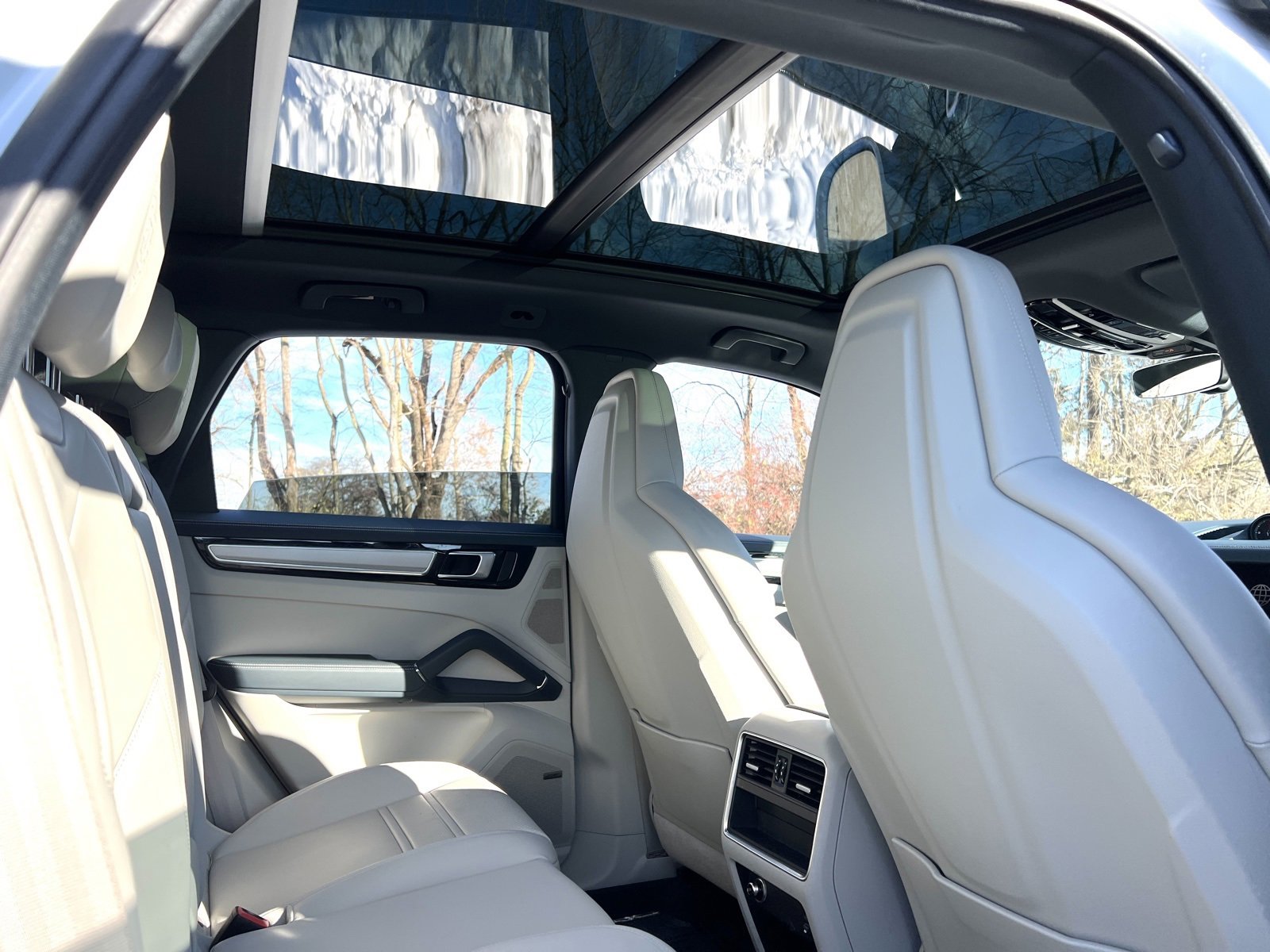 Certified 2022 Porsche Cayenne Platinum Edition image 21