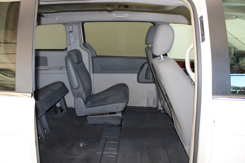 Used 2009 Chrysler Town & Country Touring FWD image 9