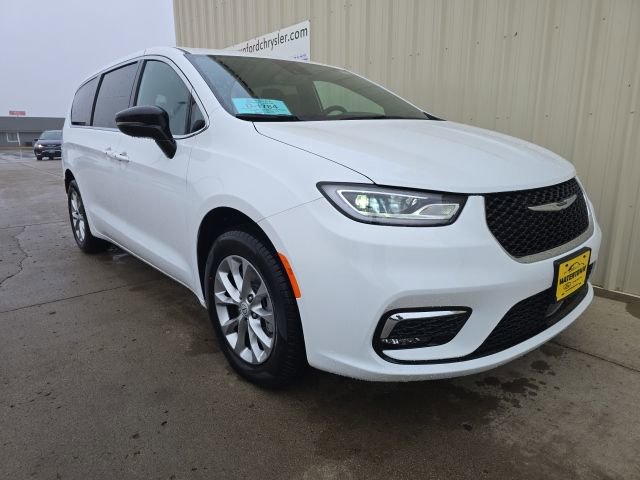 New 2026 Chrysler Pacifica Select image 2