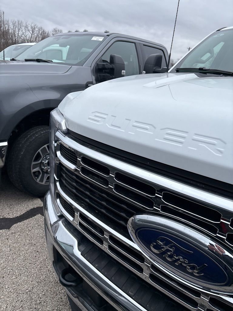 Used 2025 Ford F350 XLT image 3