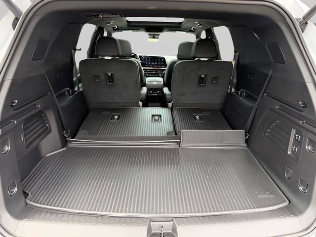 Used 2025 Chevrolet Traverse RS FWD image 32