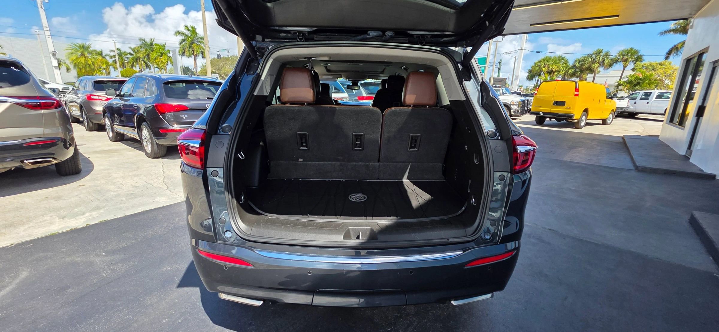 Used 2018 Buick Enclave Avenir w/ Avenir Technology Package AWD/4WD image 7