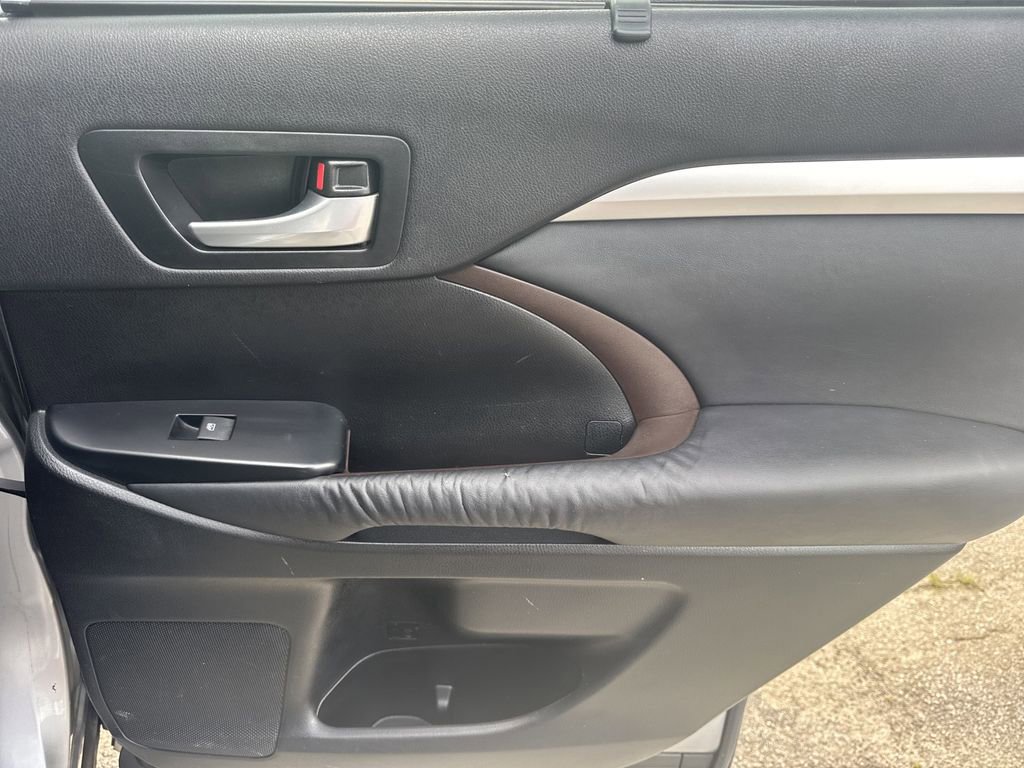 Used 2015 Toyota Highlander XLE FWD image 16