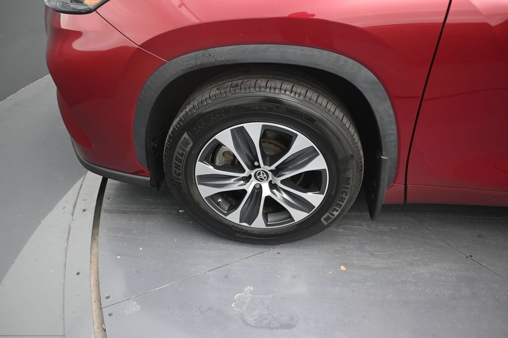 Used 2023 Toyota Highlander XLE FWD image 9