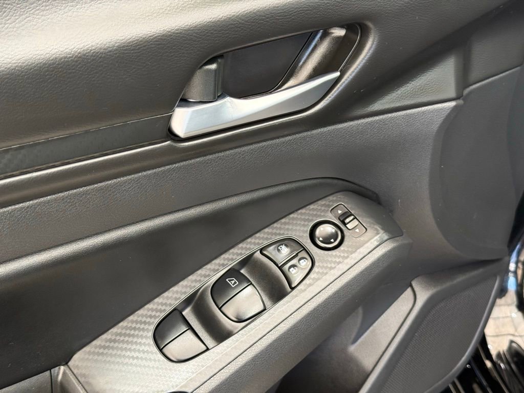 Used 2025 Nissan Altima 2.5 SV image 14