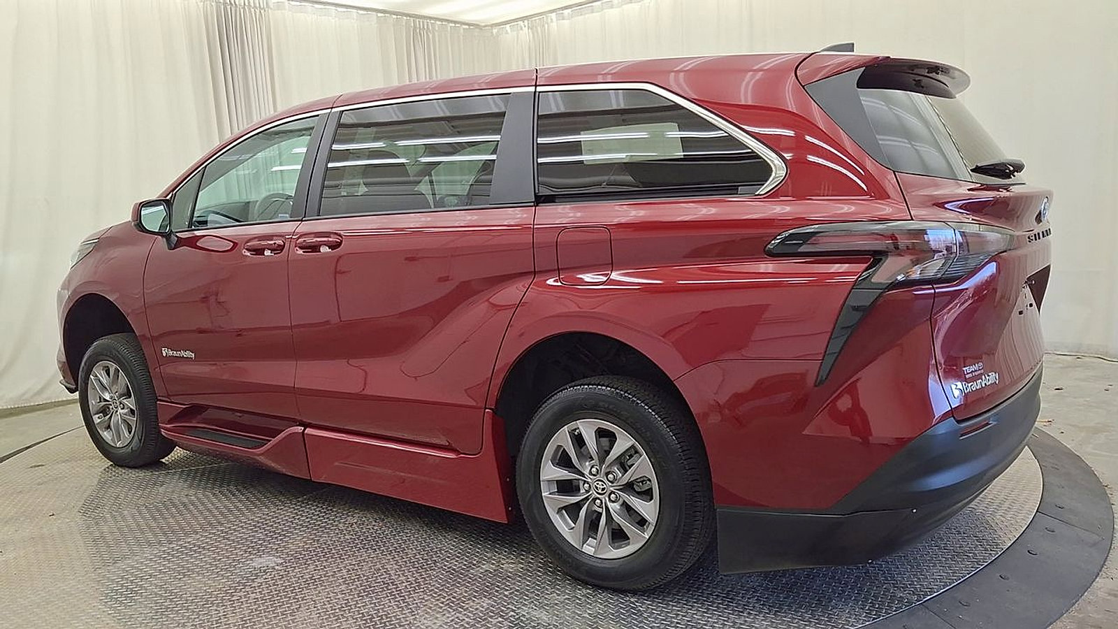 Used 2024 Toyota Sienna LE FWD image 9