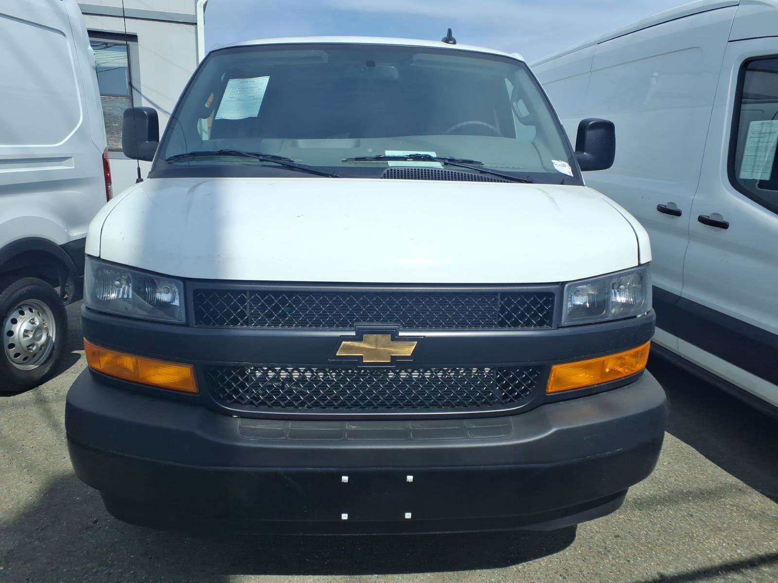 Used 2025 Chevrolet Express 3500 Extended w/ Driver Convenience Package image 2
