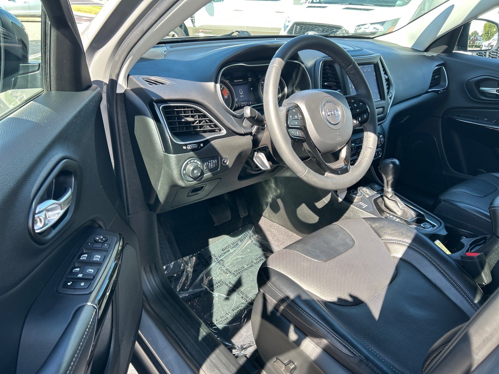 Used 2023 Jeep Cherokee Altitude Lux w/ Mopar Interior Package AWD/4WD image 7