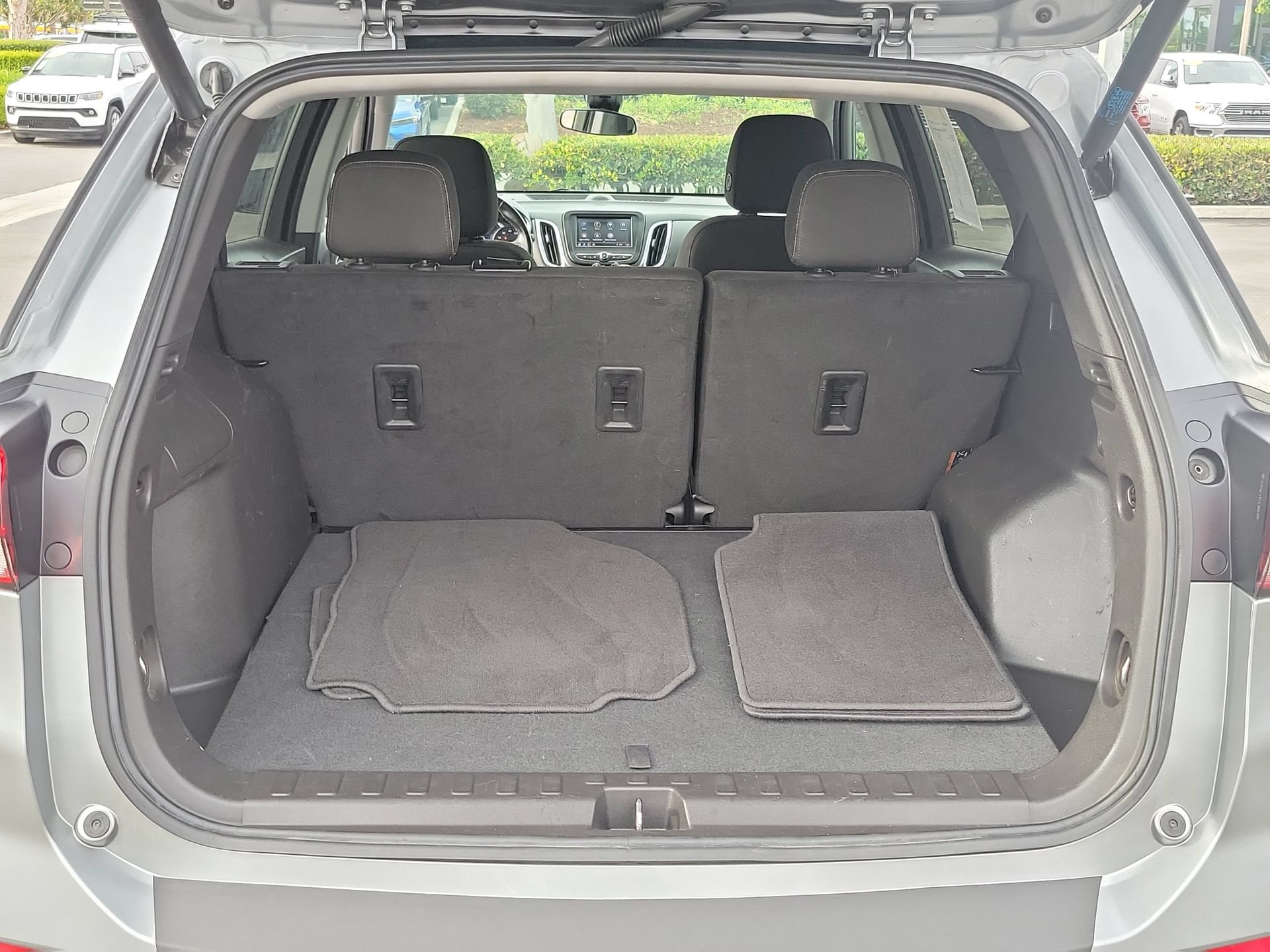 Used 2024 Chevrolet Equinox LT w/ Driver Convenience Package FWD image 17