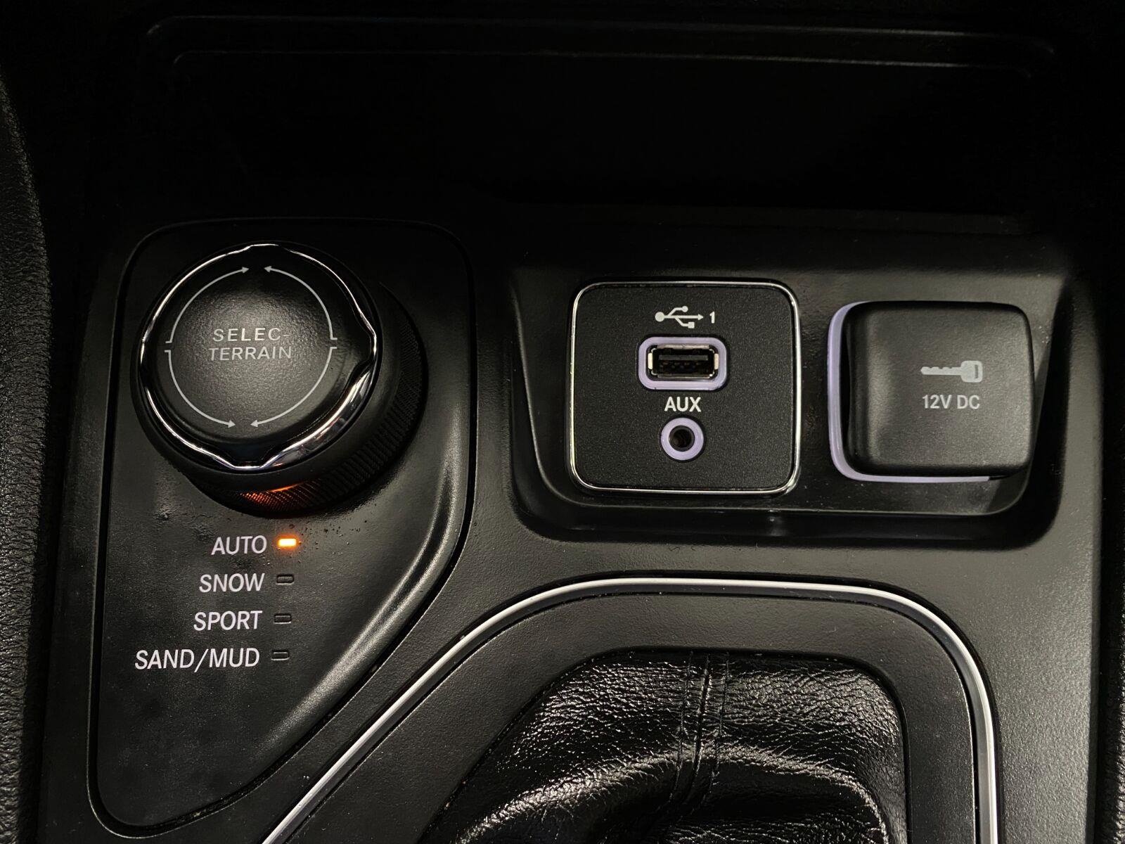 Used 2020 Jeep Cherokee Latitude AWD/4WD image 24