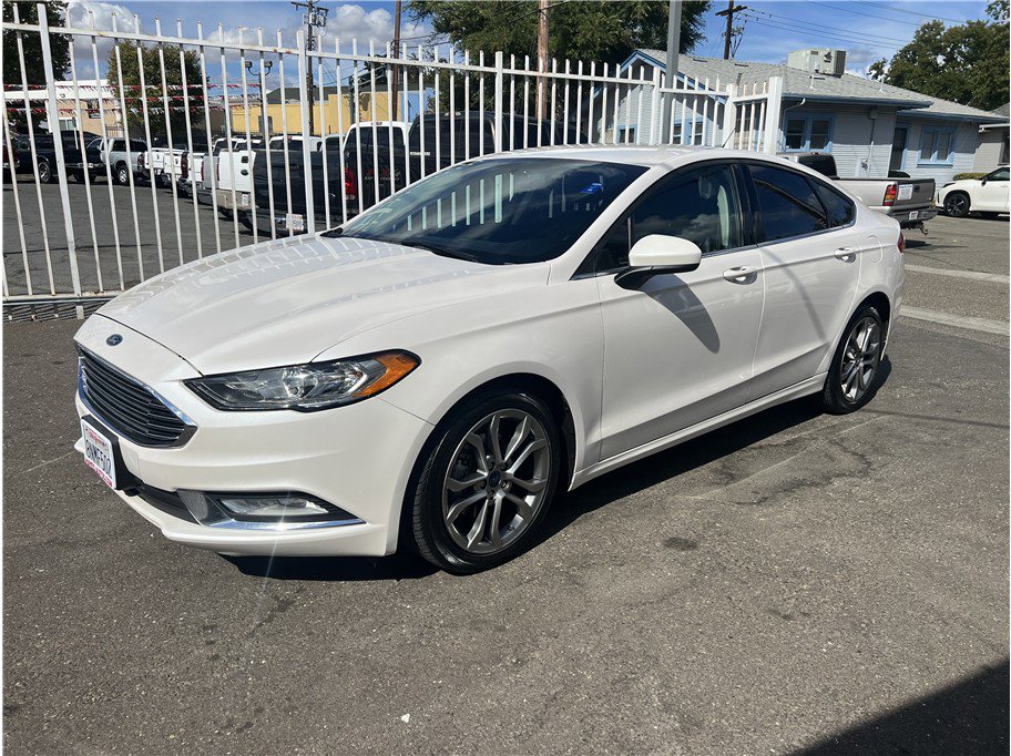 Used 2017 Ford Fusion SE w/ Equipment Group 201A image 3
