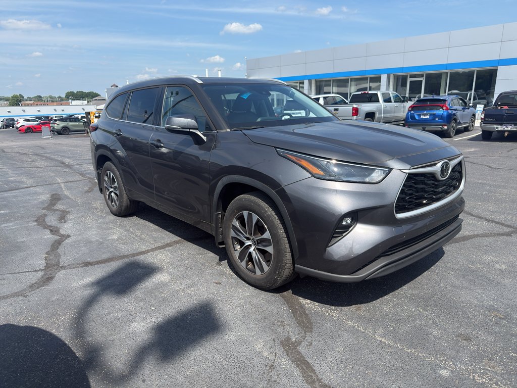 Used 2022 Toyota Highlander XLE AWD/4WD image 4