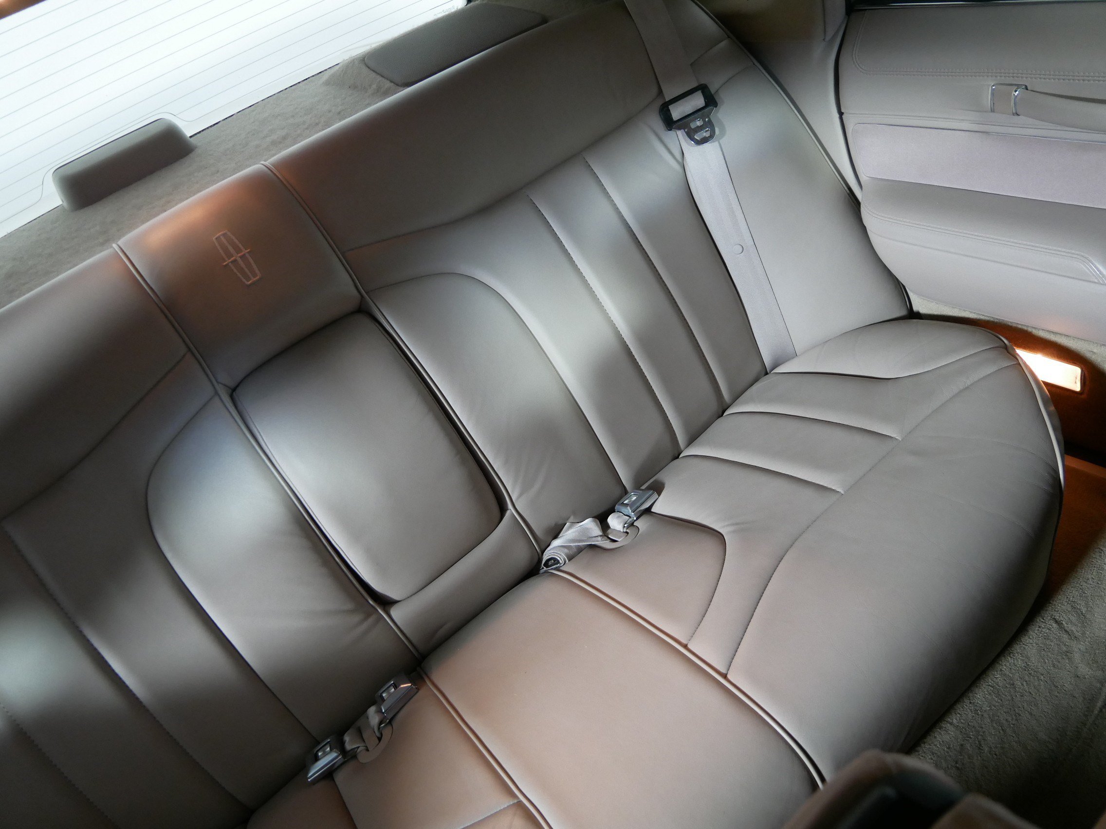 Used 1993 Lincoln Town Car Signature RWD image 14