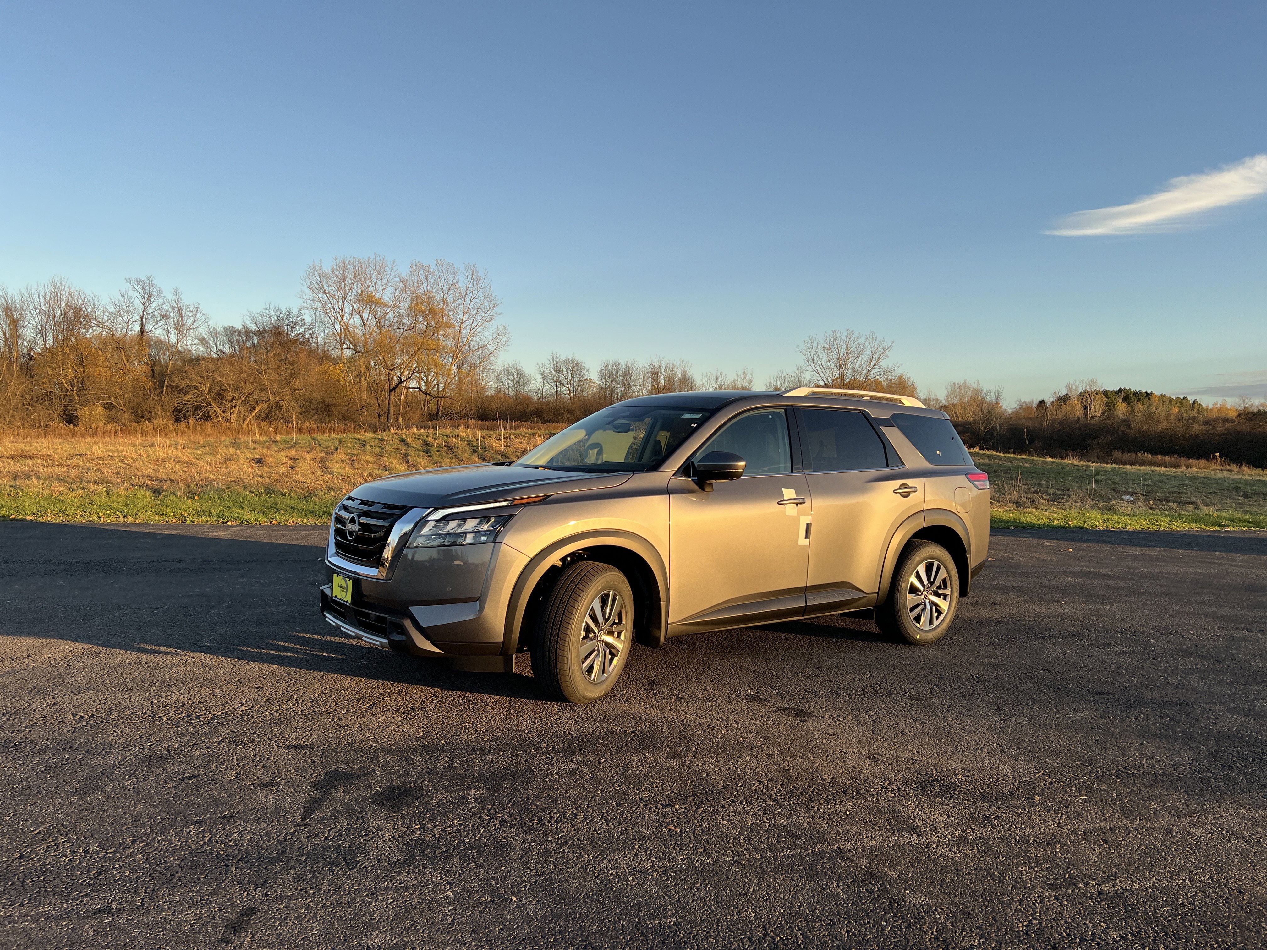 New 2025 Nissan Pathfinder SL image 1