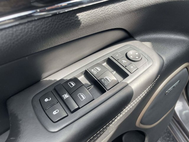 Used 2017 Jeep Grand Cherokee Overland AWD/4WD image 18