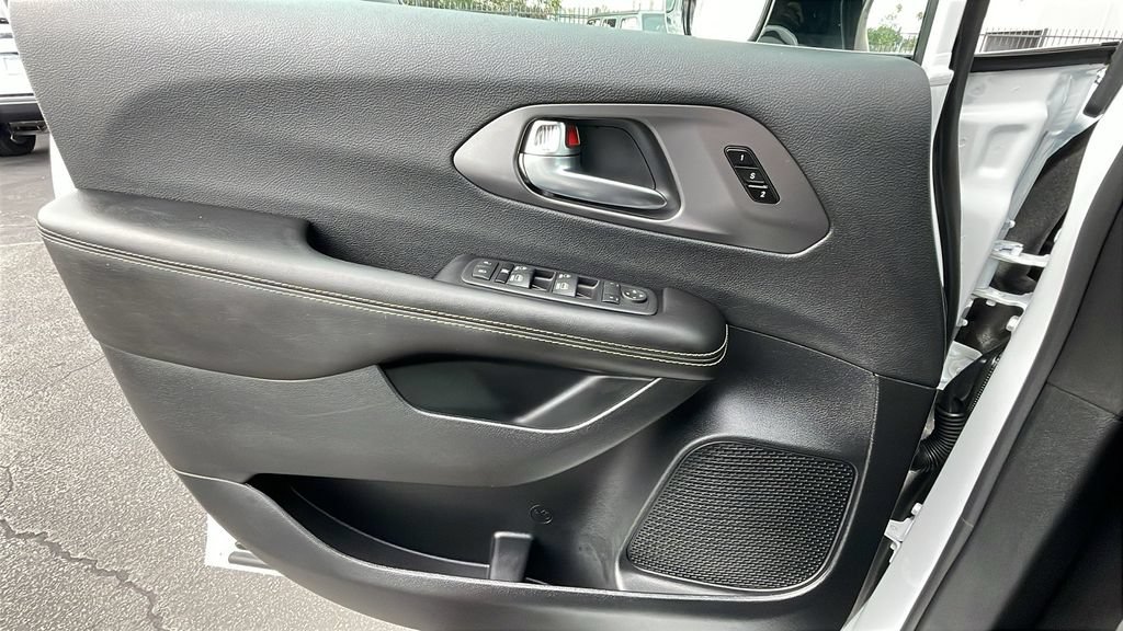 Used 2026 Chrysler Pacifica Select FWD image 15