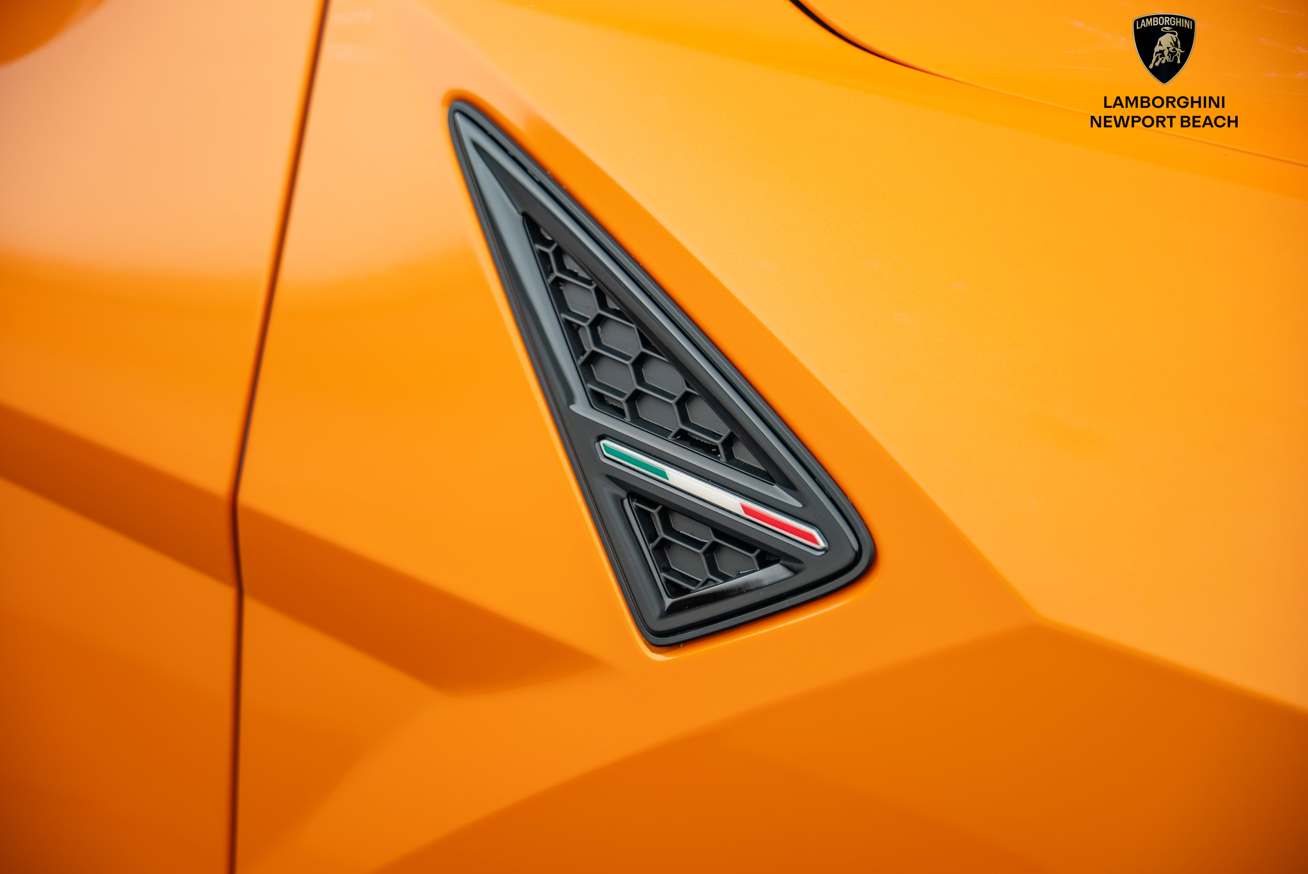 Used 2025 Lamborghini Urus SE AWD/4WD image 4