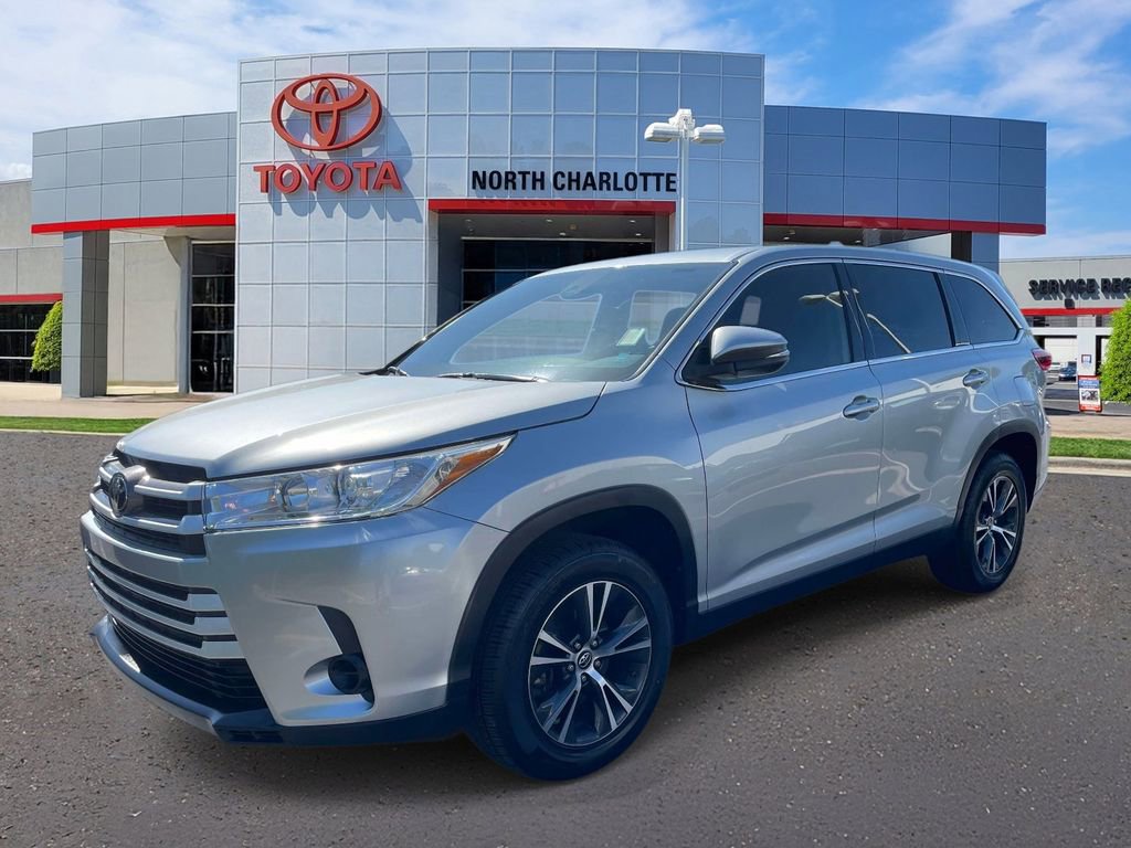 Used 2019 Toyota Highlander LE FWD image 3