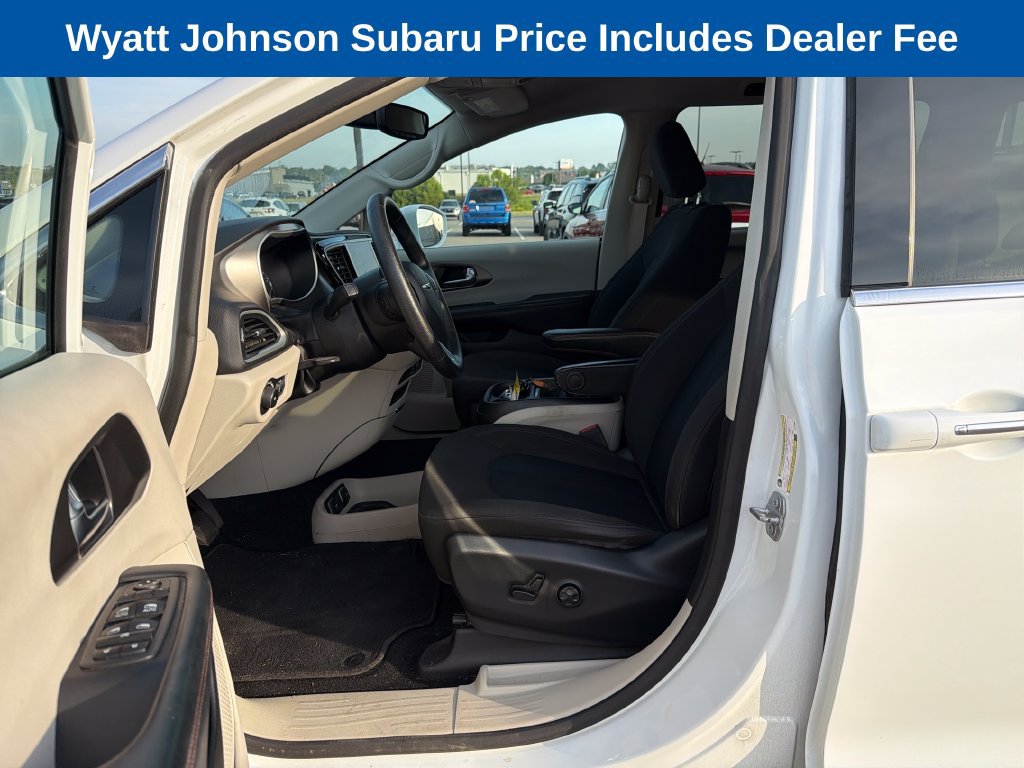 Used 2020 Chrysler Pacifica Touring FWD image 19