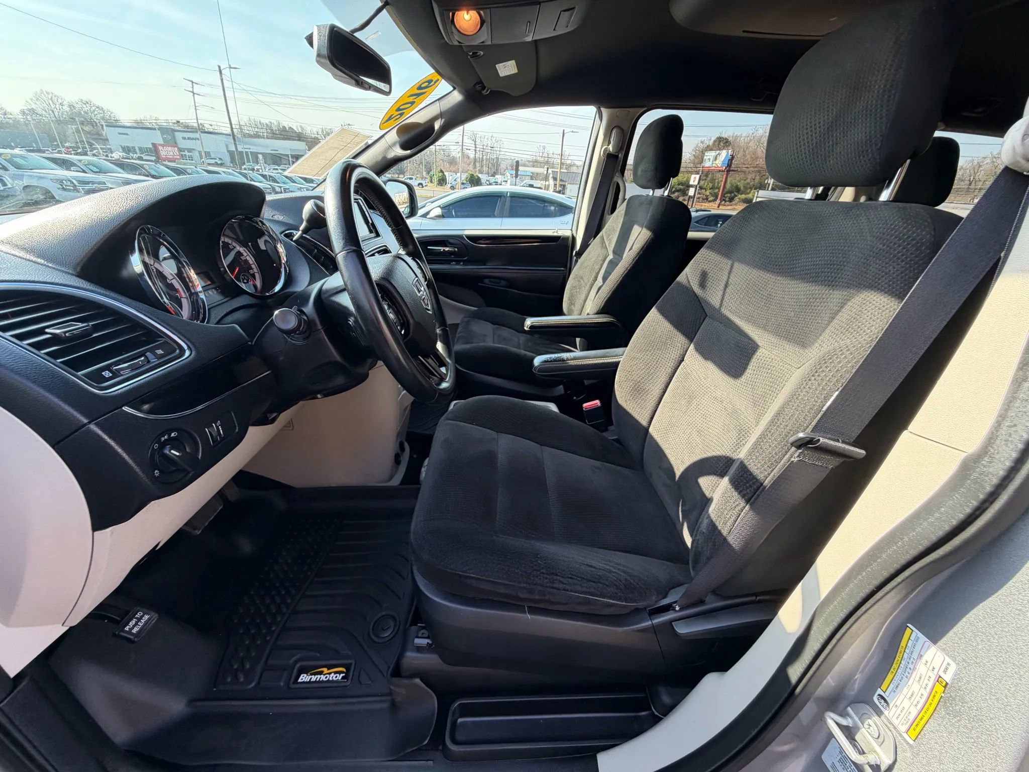 Used 2016 Dodge Grand Caravan SE image 24