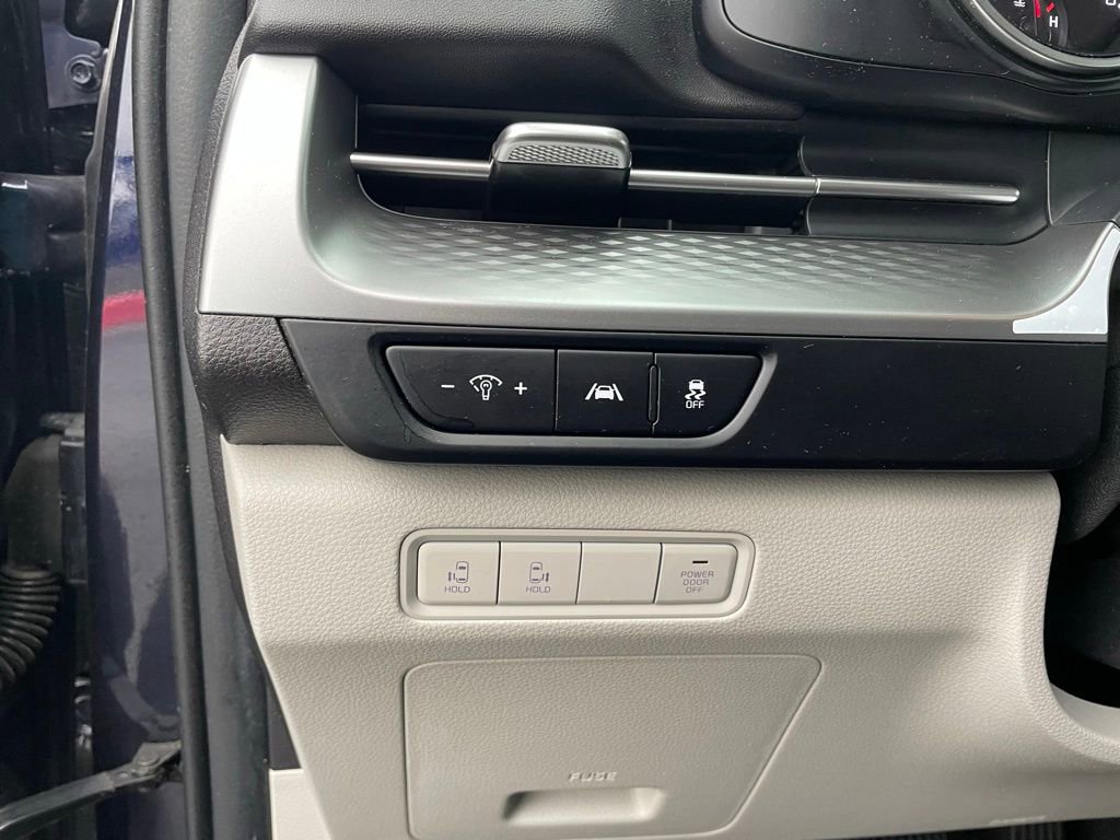 Used 2023 Kia Carnival LX FWD image 13