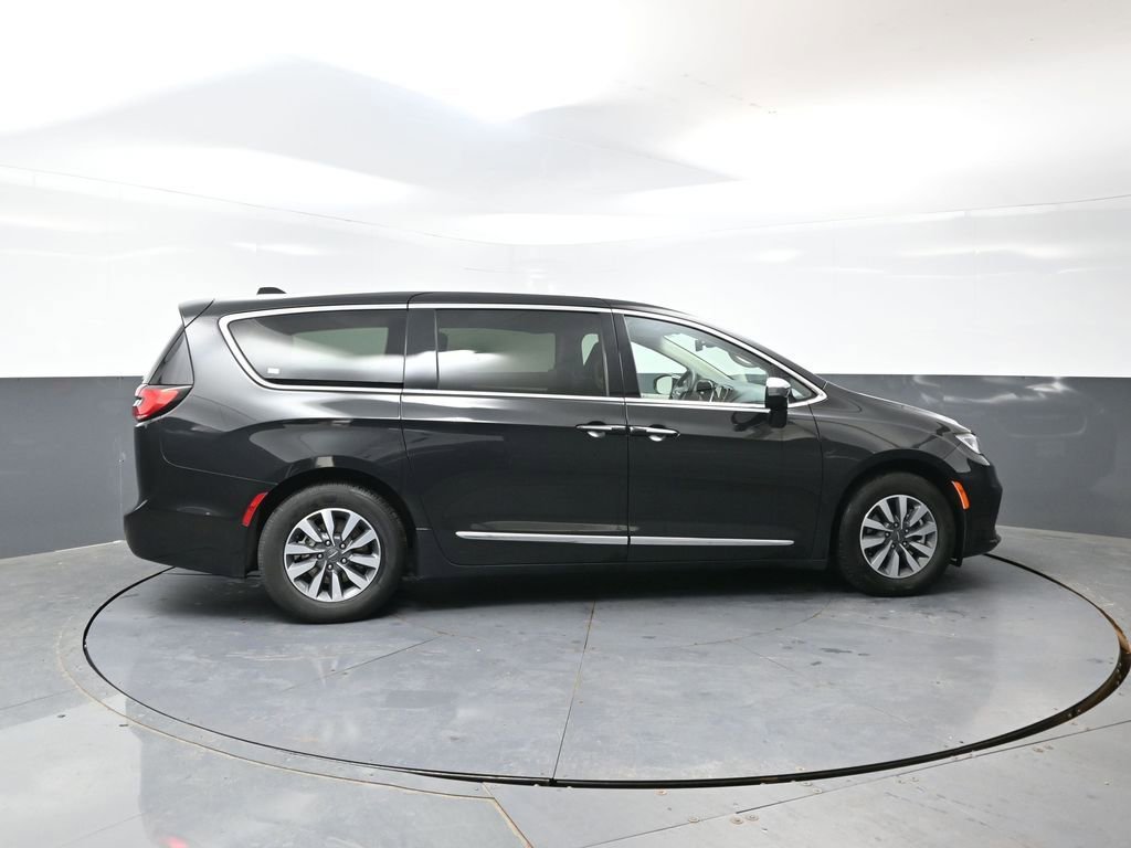 Used 2023 Chrysler Pacifica Limited FWD image 4