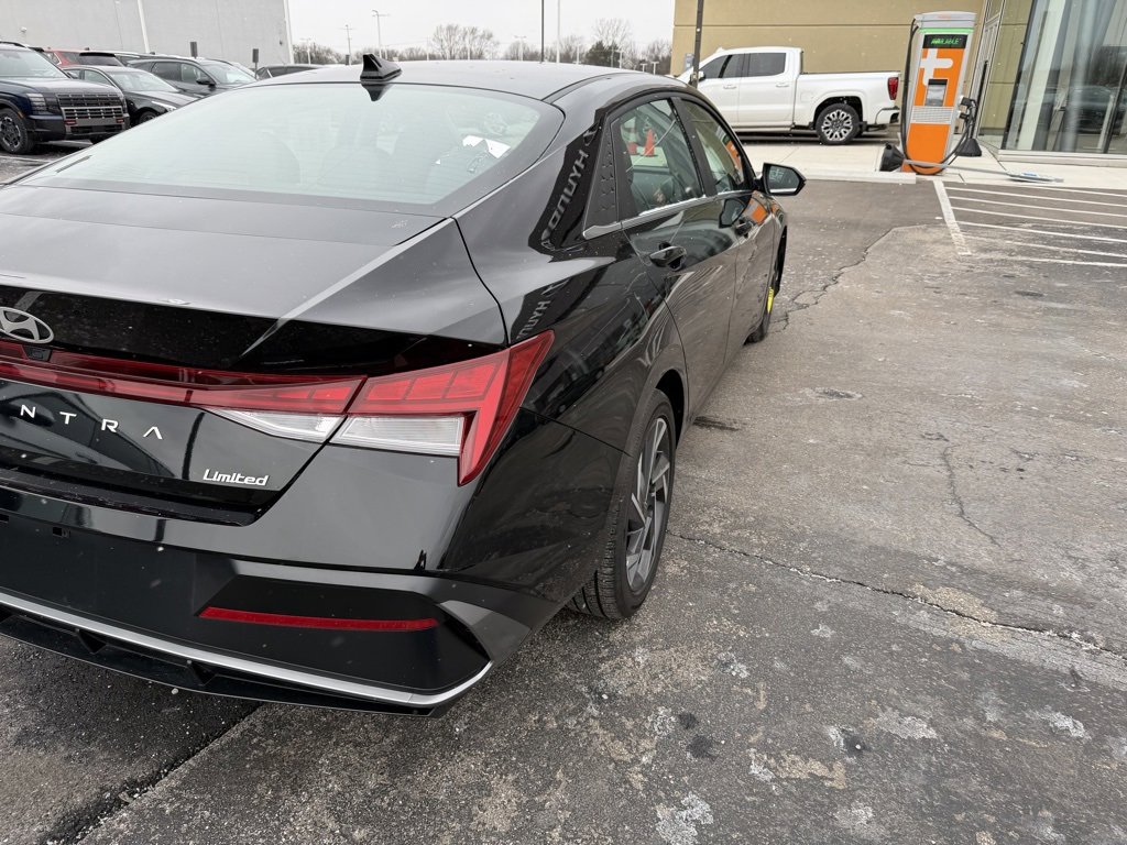 Used 2025 Hyundai Elantra Limited image 4