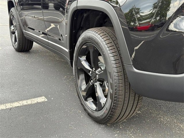 New 2025 Jeep Grand Cherokee Limited w/ Black Appearance Package image 6