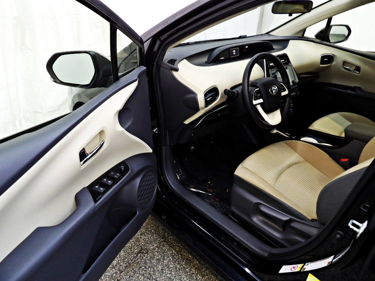 Used 2016 Toyota Prius Three w/ Protection Package FWD image 9