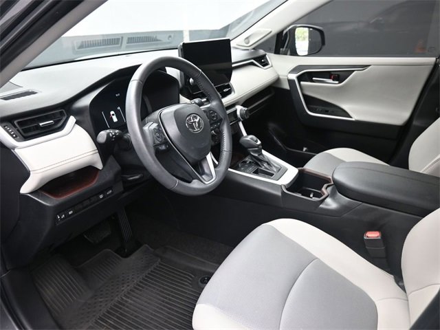 Used 2023 Toyota RAV4 Limited image 18