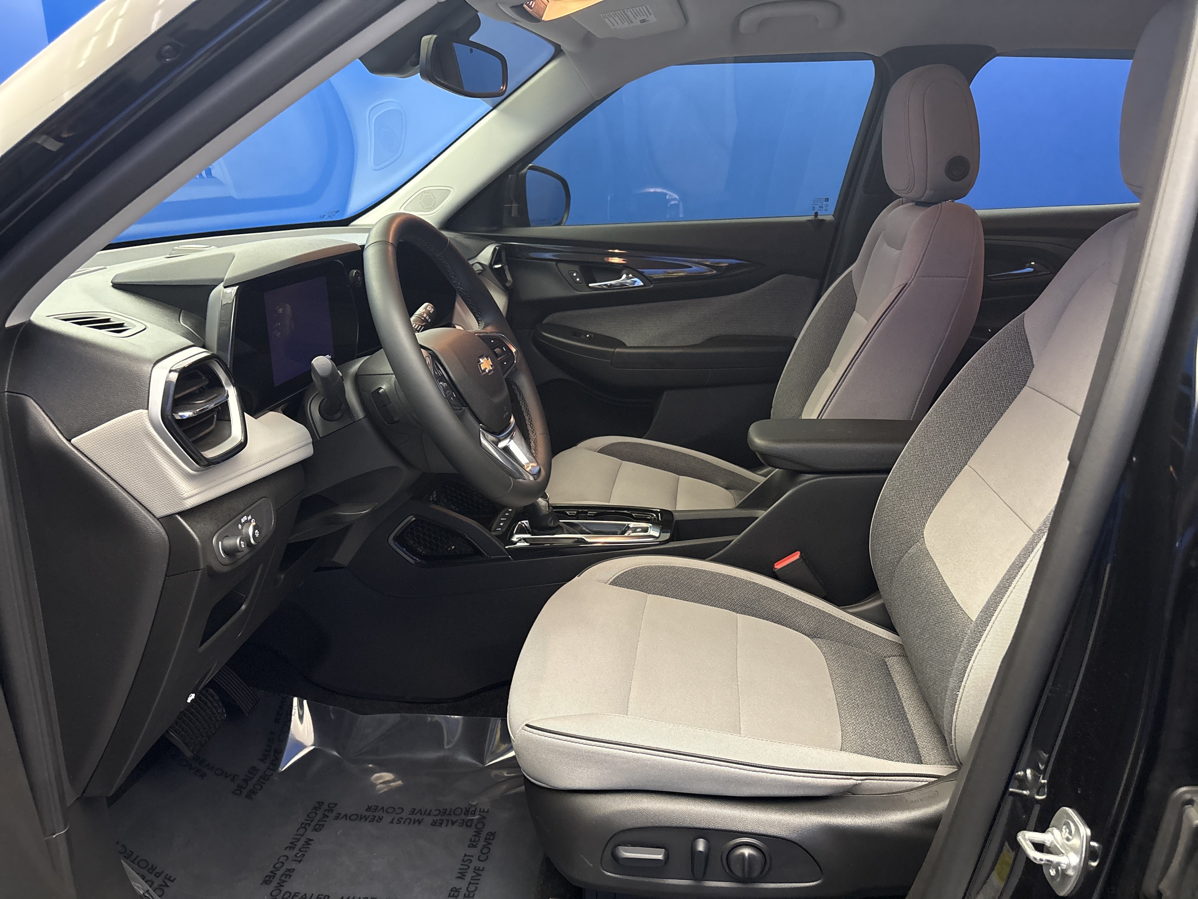 Used 2025 Chevrolet TrailBlazer LT w/ Convenience Package FWD image 12