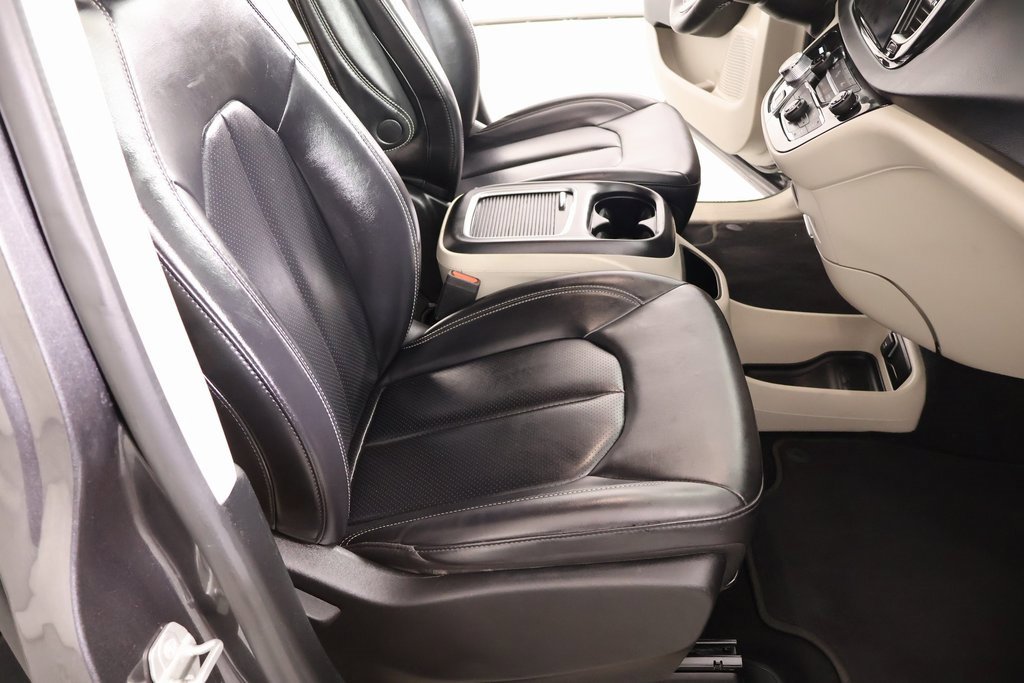 Used 2023 Chrysler Pacifica Touring-L image 13