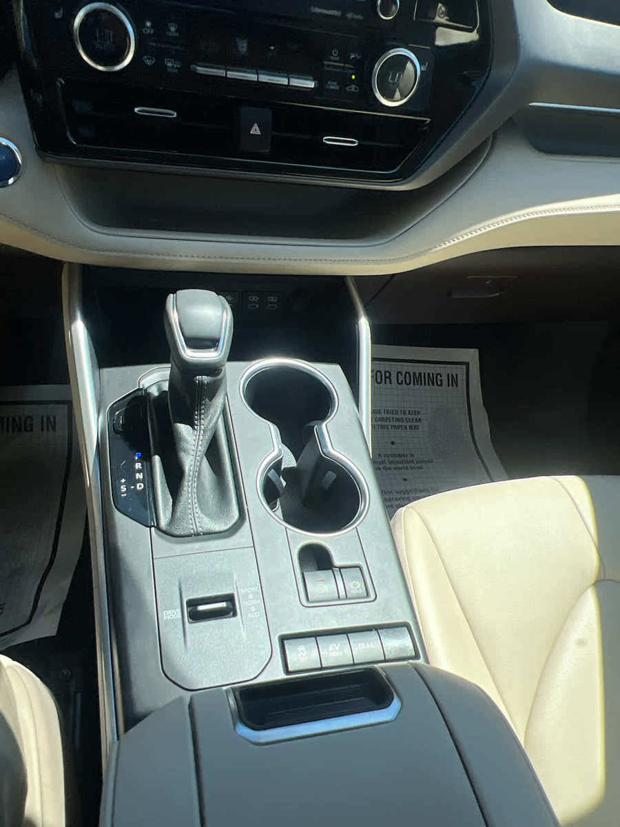 Used 2022 Toyota Highlander XLE AWD/4WD image 22