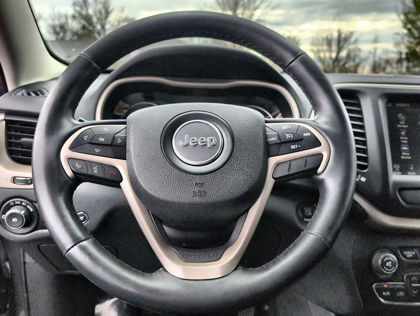 Used 2015 Jeep Cherokee Limited w/ Luxury Group image 23