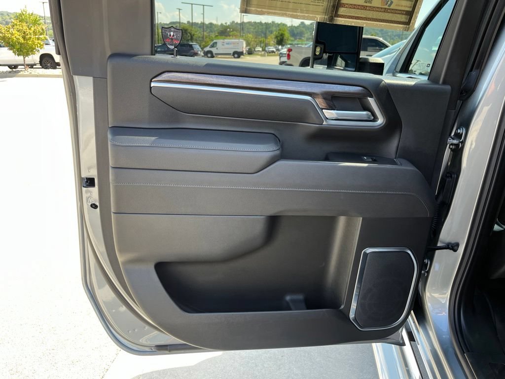 Used 2025 Chevrolet Silverado 2500 LTZ w/ LTZ Convenience Package AWD/4WD image 18